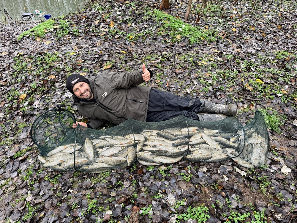 КАЛ до УШИТЕ и ПЪЛНИ ЖИВАРНИЦИ с РИБИ - ЗИМЕН РИБОЛОВ на РЕКА с ПЛУВКА