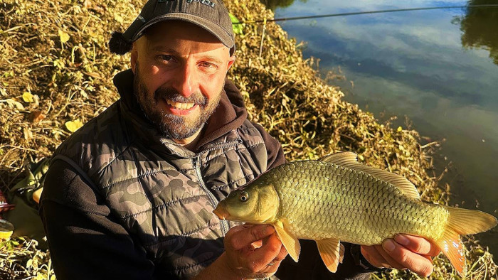 РИБОЛОВ на РЕКА с БОЛОНЕЗЕ и ПЛУВКА на ИЗТИЧАНЕ - Хванах БОНУС ШАРАНИ