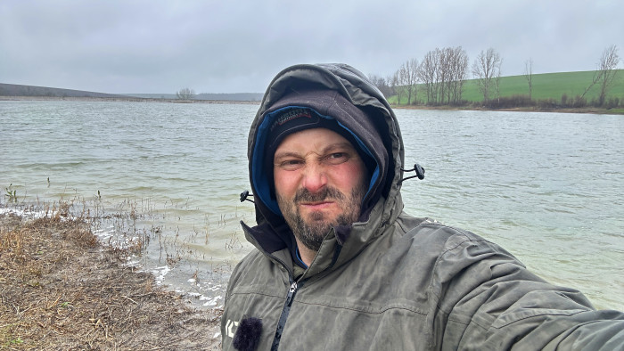 ВЯТЪР и ДЪЖД БРУТАЛНО ГАДНО ВРЕМЕ и СУПЕР АКТИВНИ ШАРАНИ на МЕТОД ФИДЕР