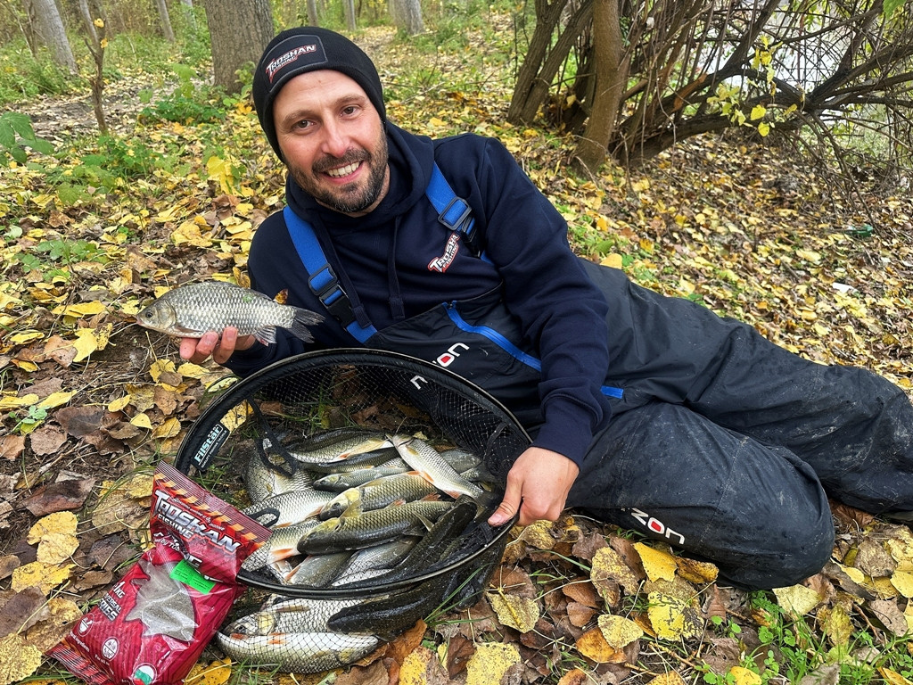 РИБОЛОВ с ПЛУВКА и БОЛОНЕ на Река ЯНТРА - Шарени риби на сладка царевица