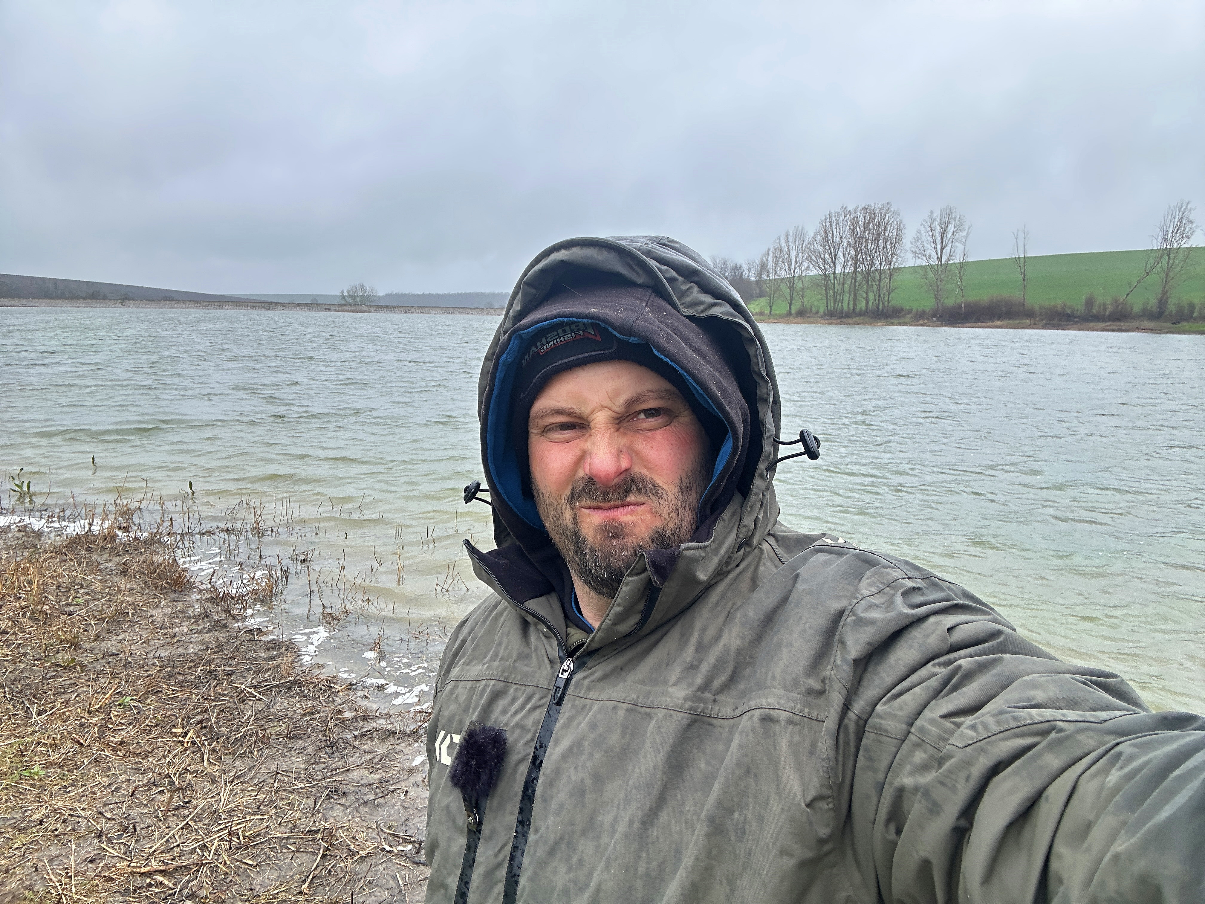 ВЯТЪР и ДЪЖД БРУТАЛНО ГАДНО ВРЕМЕ и СУПЕР АКТИВНИ ШАРАНИ на МЕТОД ФИДЕР
